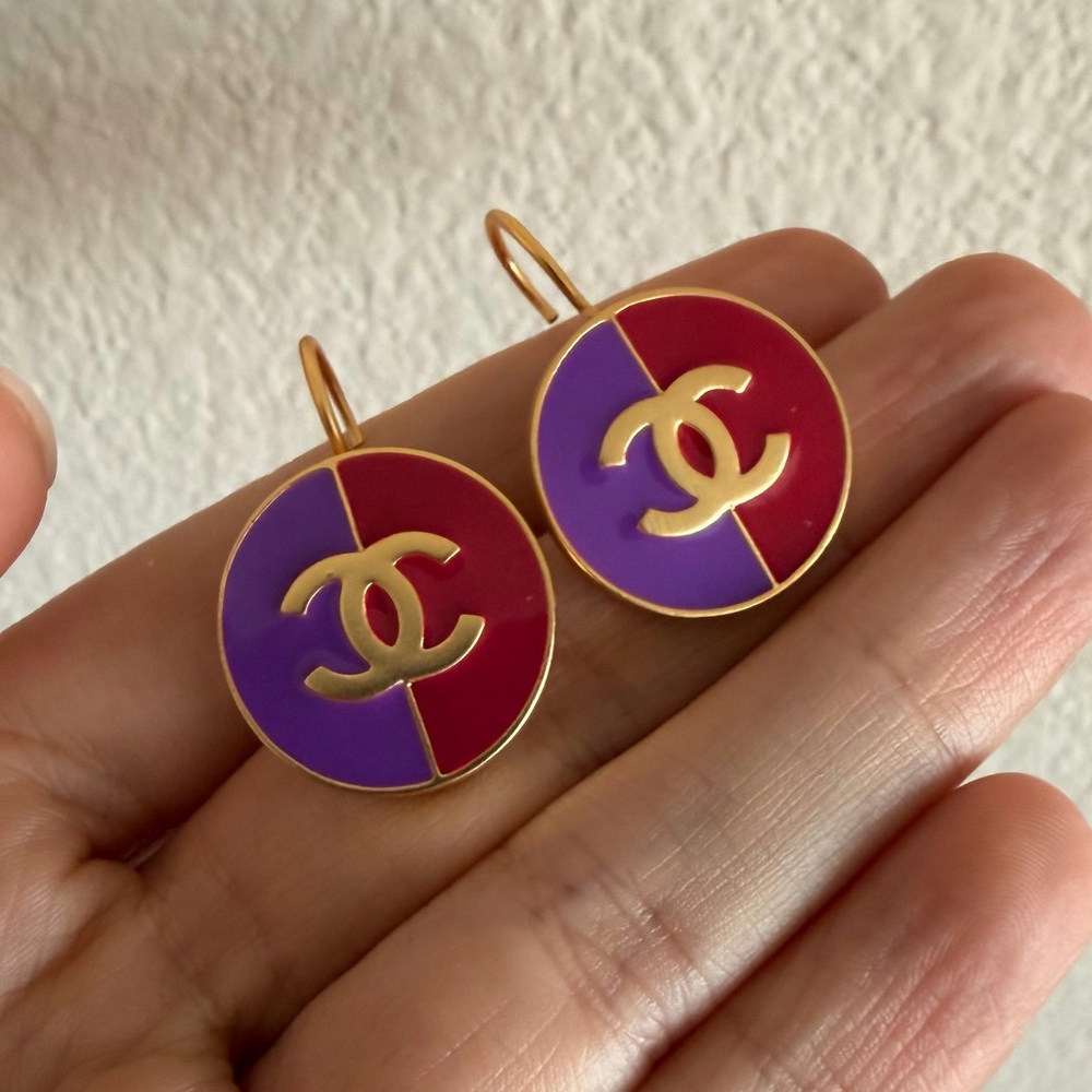 💜CHANEL Red and Purple CC Round Drop Earrings with Gold-Tone Logo❤️